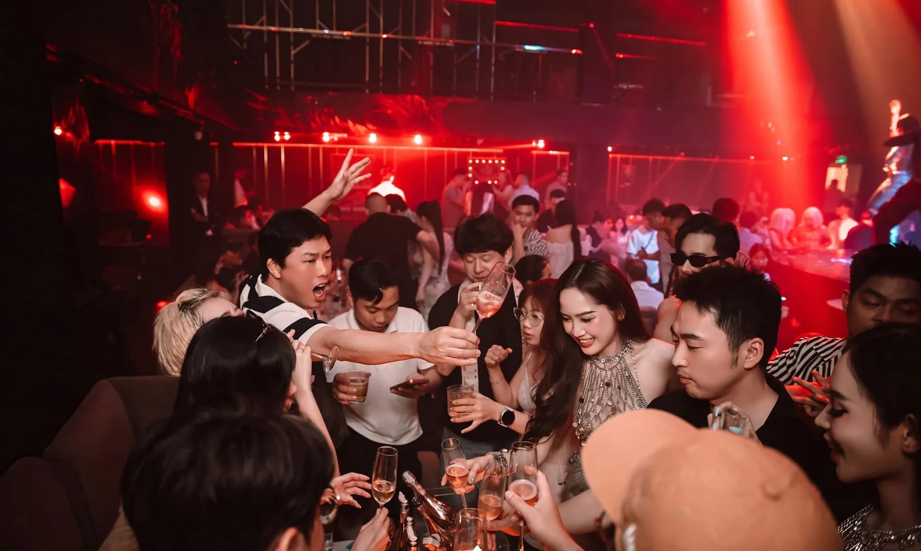 Chọn loại bàn phù hợp – hình ảnh thực tế