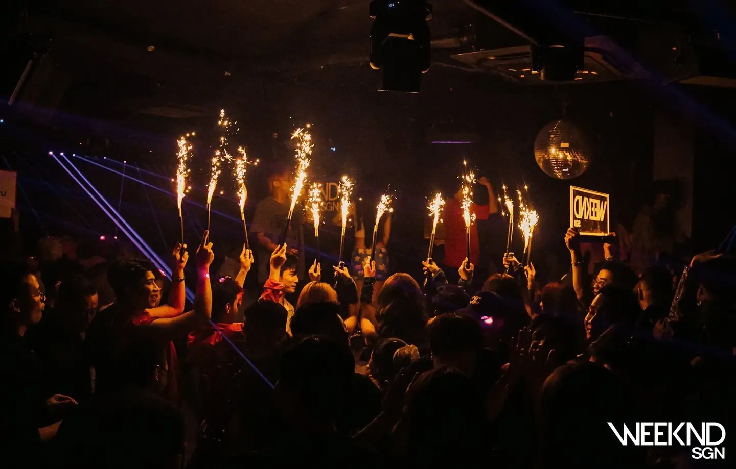 For large rooms and established nightlife – hình ảnh thực tế